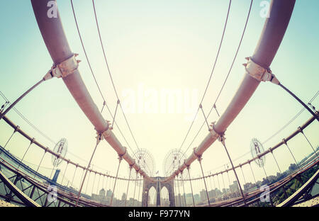 Vintage getönten fisheye-Objektiv Bild von der Brooklyn Bridge in New York City, USA. Stockfoto