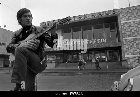 Der Österreichische Sänger Jonny Hill Bei Promotionaufnahmen Für seine Schallplatte "Eine Reise um die Welt" Vor Dem Operettenhaus in Hamburg, Deutschland, 1960er Jahre. Österreichische Sänger Jonny Hill posieren für Promo-Fotos für sein Album "Eine Reise um die Welt", Deutschland der 1960er Jahre. Stockfoto