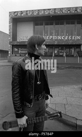 Der Österreichische Sänger Jonny Hill Bei Promotionaufnahmen Für seine Schallplatte "Eine Reise um die Welt" Vor Dem Operettenhaus in Hamburg, Deutschland, 1960er Jahre. Österreichische Sänger Jonny Hill posieren für Promo-Fotos für sein Album "Eine Reise um die Welt", Deutschland der 1960er Jahre. Stockfoto