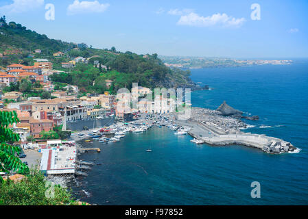 Sizilien Cove, Aussicht im Sommer von der schönen Bucht von Santa Maria della Scala, in der Nähe von Palermo auf Sizilien. Stockfoto