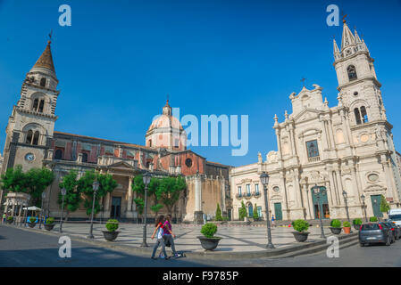 Acireale Sizilien, Blick auf die Kathedrale (links) und barocke Kirche der Stiftskirche Basilika des heiligen Apostel in der Piazza Duomo in Acireale, Sizilien. Stockfoto