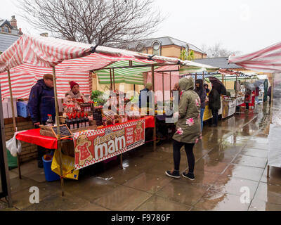 Regentag in Saltburn monatliche Bauernmarkt in der Regel sehr beschäftigt fast menschenleer, bei starkem Regen Stockfoto