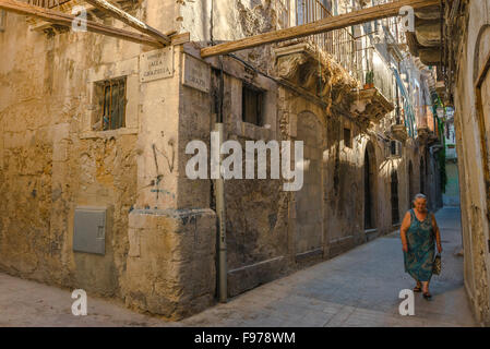 Syrakus Sizilien Altstadt mit Blick auf eine schmale Straße im historischen Zentrum (Centro Storico) der Insel Ortigia, Syrakus, Sizilien. Stockfoto