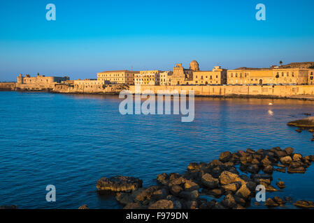 Syrakus Stadtbild, Blick auf die Bucht und das Meer der Insel von Ortigia, in Syrakus, Sizilien, bei Sonnenaufgang. Stockfoto