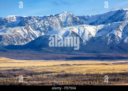 Altai-Gebirge in Kurai Bereich mit Tschujskij Nordgrat auf Hintergrund. Stockfoto