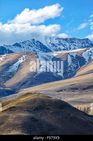 Altai-Gebirge in Kurai Bereich mit Tschujskij Nordgrat auf Hintergrund. Stockfoto