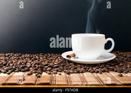 Kaffeetasse und Kaffeebohnen. Stockfoto