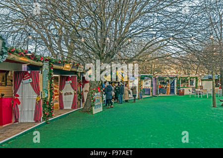 Weihnachtsmarkt in St. Andrews Square Edinburgh Schottland 2015 mit Geschäften Stockfoto