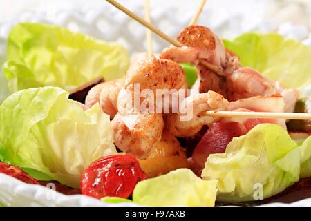 Chicken Satay mit Schinken und Salat Stockfoto