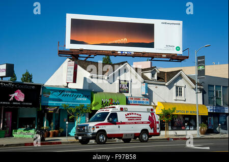 Kunstmalerei von Ed Ruscha ist auf einem großen kommerziellen Plakat über Ventura Blvd. im Bereich San Fernando Valley in Los Angeles, Kalifornien während der Veranstaltung Kunst überall wiedergegeben. Stockfoto