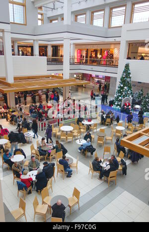 Leute sitzen an Tischen in einem Einkaufszentrum Foodcourt in Toronto, Kanada Stockfoto