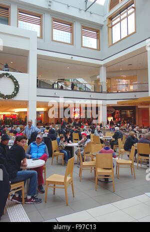 Leute sitzen an Tischen in einem Einkaufszentrum Foodcourt in Toronto, Kanada Stockfoto