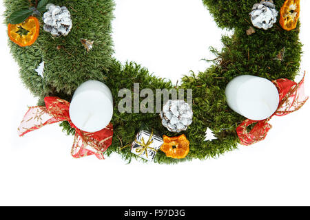 Weihnachten-Adventskranz mit Kerzen auf weißem Hintergrund Stockfoto