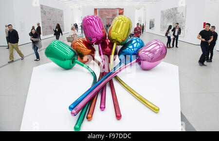 (151214) - LOS ANGELES, 14. Dezember 2015 (Xinhua)--Foto am 13. Dezember 2015 zeigt das Kunstwerk "Tulpen" in den Grundzügen in Los Angeles, Vereinigte Staaten. Die Breite ist ein neues Museum für zeitgenössische Kunst von Philanthropen Eli und Edythe Broad an der Grand Avenue in der Innenstadt von Los Angeles gegründet. Das Museum ist Heimat von 2.000 Kunstwerke in die breite Kollektion, die unter die bedeutendsten Bestände der Nachkriegszeit und zeitgenössische Kunst weltweit. Mit seinem innovativen Schleier und Vault-Konzept, 120.000-Quadratfuß Raum 140 Millionen US-Dollar Gebäude verfügt über zwei Etagen der Galerie präsentieren die Stockfoto