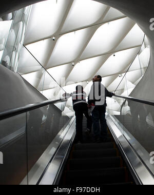 (151214) - LOS ANGELES, 14. Dezember 2015 (Xinhua)--Besucher nehmen Sie die Rolltreppe auf den Gipfel des Broad in Los Angeles, USA, 13. Dezember 2015. Die Breite ist ein neues Museum für zeitgenössische Kunst von Philanthropen Eli und Edythe Broad an der Grand Avenue in der Innenstadt von Los Angeles gegründet. Das Museum ist Heimat von 2.000 Kunstwerke in die breite Kollektion, die unter die bedeutendsten Bestände der Nachkriegszeit und zeitgenössische Kunst weltweit. Sein innovatives Konzept der Schleier und Gewölbe, die 120.000 Quadratfuß, 140 Millionen US-Dollar Gebäude verfügt über zwei Etagen der Galerieraum zu präsentieren Stockfoto