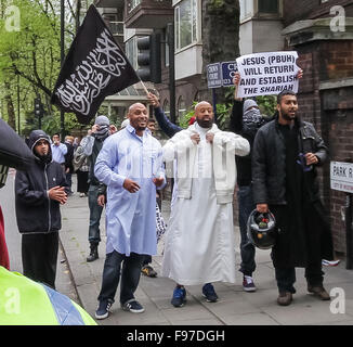 London, UK. 14. Dezember 2015. Datei-Images vom 18. April 2014: britische Islamist Nadir Syed Ermordung Verschwörung für schuldig befunden. Hier zu sehen (hinten links, Kopftuch unter Flagge) bei einem Zusammenstoß mit Polizei und ganz rechts Protestgruppen außerhalb Regents Park Moschee in London Credit: Guy Corbishley/Alamy Live News Stockfoto