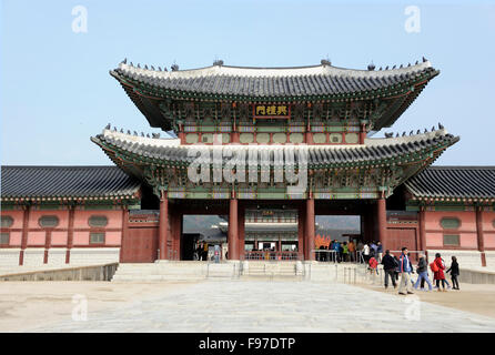 Seoul, Südkorea-November 11, 2015; Heungryemun Tor, der südlichen Einfahrt zum Gyeongbok Palast (nach dem passieren der Haupteingang) Stockfoto