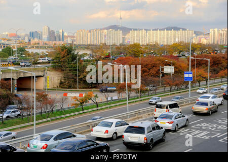 Seoul, Südkorea-November 12, 2015; Verkehr auf einer Autobahn, die in die Innenstadt. Während der Hauptverkehrszeit Autobahnen und Hauptstraßen Stockfoto