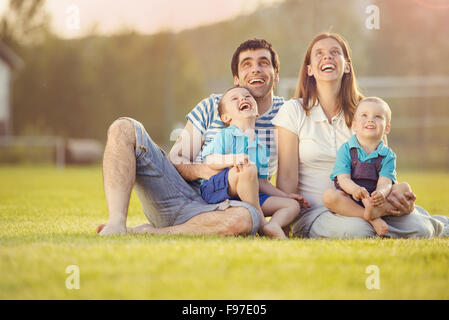 Glückliche Familie entspannt und sitzen auf Fußballplatz Stockfoto