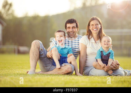 Glückliche Familie entspannt und sitzen auf Fußballplatz Stockfoto