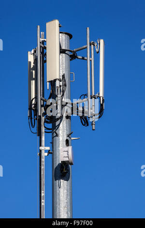 Zelle Turm und Radio Antenne für Handynetz auf einem blauen Himmel Stockfoto