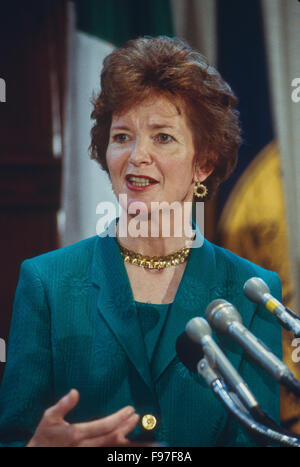 Washington, DC, USA. 14. Juni 1996 Präsidentin von Irland Mary Robinson spricht im Laufe des Vormittags "Meinungsmacher" bei der National Press Club In Washington, DC.  Maria Therese Winifred Robinson war der siebte und erste Frau, von 1990 bis 1997 Präsident von Irland und UN-Hochkommissarin für Menschenrechte, von 1997 bis 2002. Bildnachweis: Mark Reinstein Stockfoto