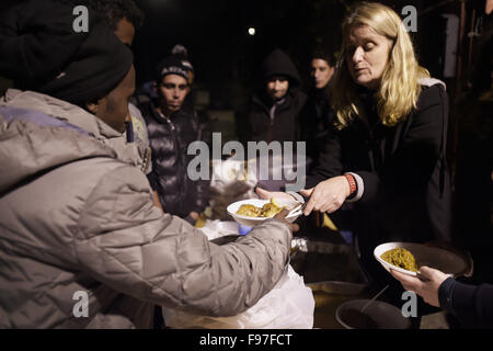 Rom, Rom, Italien. 14. Dezember 2015. Europa, Italien, Rom, 14. Dezember, 2015.After die erzwungene Schließung des Zentrums für Migranten Baobab Freiwilligen weiterhin außerhalb der Migranten zu helfen. Jeden Tag, Migranten, die die Baobab-Zentrum für Einwanderer um Essen und Hilfe bitten. © Danilo Balducci/ZUMA Draht/Alamy Live-Nachrichten Stockfoto