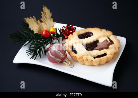 Süße Kuchen auf einem Teller mit Weihnachtsschmuck Stockfoto