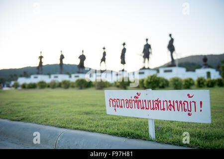 HUA HIN, THAILAND - Dec11, 2015: Ratchapak Park und die Statuen der sieben ehemaligen thailändischen Könige mit treten Sie nicht Rasenzeichen Stockfoto