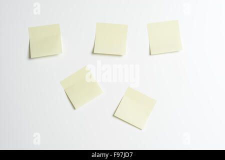 Post-Its an der Wand als Erinnerung Stockfoto
