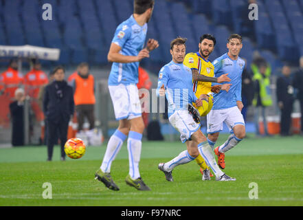 Rom, Italien. 14. Dezember 2015. Roberto Suriano Kämpfe um den Ball mit Stefan Radu während der italienischen Serie A Fußball Spiel S.S. Lazio gegen UC Sampdoria Genua im Olympiastadion in Rom, am 14. Dezember 2015. Stockfoto