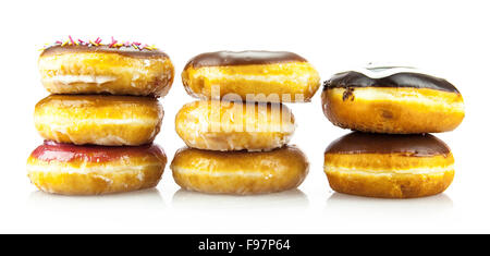 Bunte Donuts auf weißem Hintergrund Stockfoto