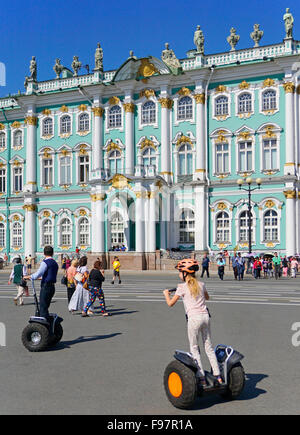 Touristen auf Segways im Winterpalast der staatlichen Eremitage in St. Petersburg, Russland. Stockfoto