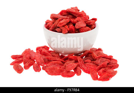 Schüssel mit Goji isoliert auf weiss Stockfoto