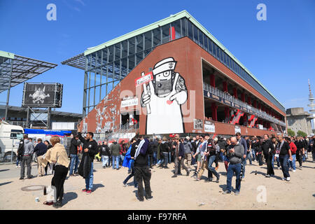 Fans des Fußballclubs FC St. Pauli am Millerntor-Stadion, St. Pauli, Hamburg, Deutschland, Europa Stockfoto