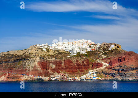 Thira, Santorin. Sonnenuntergang Landschaft mit idyllischen Stadt Fira, kletterte auf vulkanische Gebirge, griechischen Inseln im Aeagean Meer Stockfoto