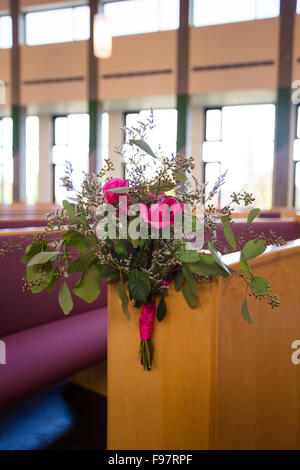 Blumenstrauß bei einer Trauung in einer katholischen Kirche. Stockfoto