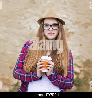 Teenager Hipster Mädchen genießen ihr wegnehmen Kaffee in Stadt Straße Stockfoto