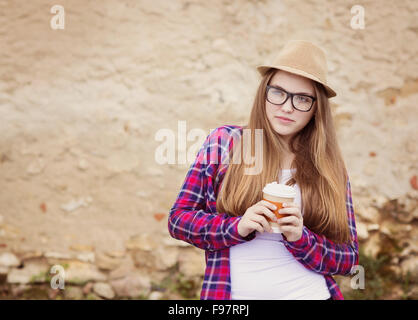 Teenager Hipster Mädchen trinken ihr nehmen Weg hinunter die Stadtstraße Stockfoto