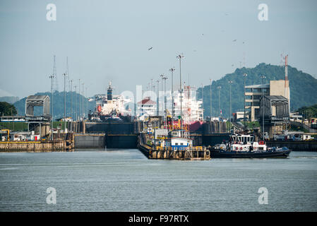 Panamakanal, Panama - Inside the Miraflores Schleusen am südlichen Ende des Panama-Kanals. Im Jahr 1914 eröffnet, ist der Panamakanal eine entscheidende Schifffahrtsweg zwischen der Atlantischen und Pazifischen Ozean, das bedeutet, dass Schiffe nicht haben, um den Boden in Südamerika oder über der Oberseite von Kanada zu gehen. Der Kanal wurde ursprünglich gebaut und im Besitz von den Vereinigten Staaten, aber wurde im Jahr 1999 zurück nach Panama übergeben. Stockfoto