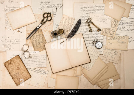 Alte handschriftliche Briefe, Bilder und antike Accessoires zu schreiben. Nostalgische sentimental Papierhintergrund Stockfoto