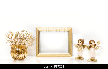 Goldrahmen und Weihnachtsschmuck Engel. Mock-up mit Platz für Ihr Bild oder text Stockfoto