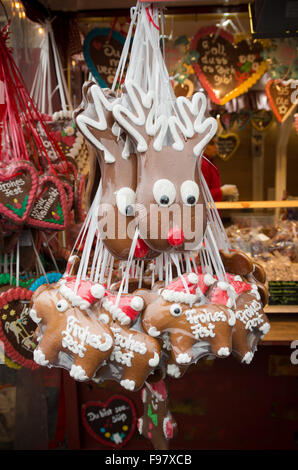 Weihnachten stand in Düsseldorf mit Rentier Süßigkeiten mit Weihnachten wünscht drauf Stockfoto