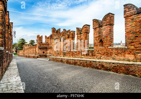 Verona, Italien. Detail des mittelalterlichen steinernen Brücke von Ponte Scaligero, über Etsch, erbaut im 14. Jahrhundert in der Nähe von Castelvecchio. Stockfoto