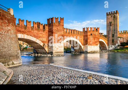 Verona, Italien. Landschaft mit Fluss Etsch und Ponte Scaligero und Castelvecchio, mittelalterliche Sehenswürdigkeiten Veronese Stadt. Stockfoto