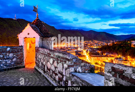 Brasov, Rumänien. Luftaufnahme der mittelalterlichen Stadt in Siebenbürgen mit Tampa Berg und Altstadt über Hügel Festung. Stockfoto