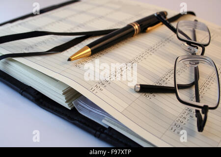 Brille liegen auf geöffneten Notizbuch und Stift Stockfoto