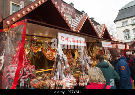 Düsseldorf, Deutschland - 14. Dezember 2015: Unbekannte Leute vor einen Stall zu Weihnachten verkaufen typische Weihnachtsprodukte. Die ci Stockfoto