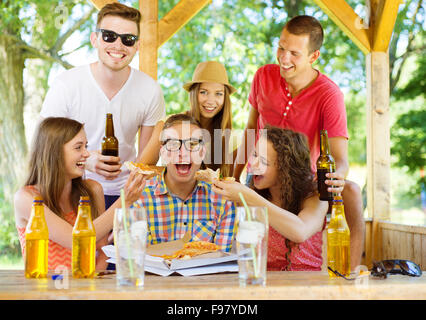 Gruppe der happy Friends Pizza im Biergarten Essen und trinken Stockfoto