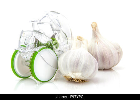 Knoblauchzehen mit Cutter auf weißem Hintergrund Stockfoto